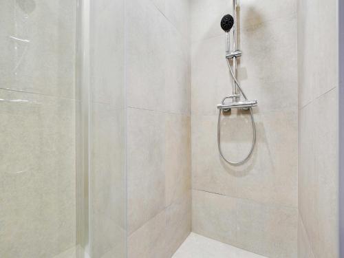 une salle de bain avec une douche avec une porte vitrée dans l'établissement Modern apartment - 2BR 6P - Faubourg-du-Roule, à Paris