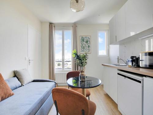 une cuisine et un salon avec un canapé et une table dans l'établissement Charming apartment - 1BDR-4P - Ivry-sur-Seine, à Ivry-sur-Seine