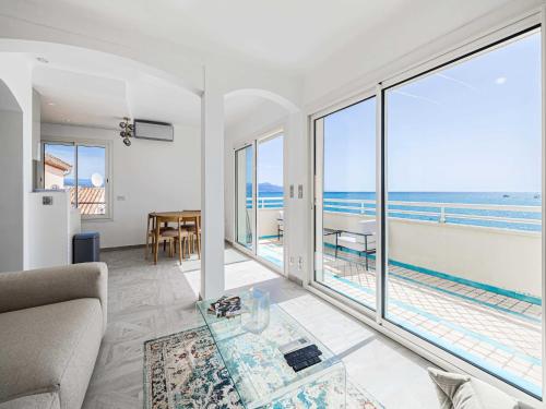un salon avec vue sur l'océan dans l'établissement Sublime Appt - 2BD 4P - Terrace sea view - Antibes, à Antibes