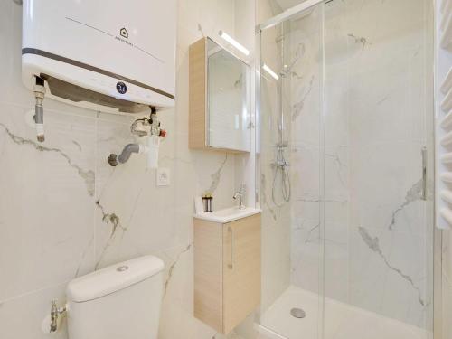 une salle de bain avec une douche, des toilettes et un lavabo dans l'établissement Charming apartment - 1BDR-4P - Ivry-sur-Seine, à Ivry-sur-Seine