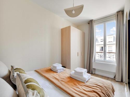 une chambre avec un lit et une grande fenêtre dans l'établissement Cosy apartment - 1BDR-4P - Ivry-sur-Seine, à Ivry-sur-Seine