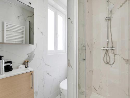 une salle de bain blanche avec douche et toilettes dans l'établissement Charming apartment - 1BDR-4P - Ivry-sur-Seine, à Ivry-sur-Seine