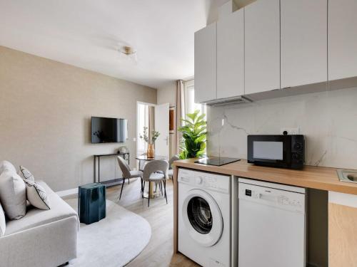 une cuisine et un salon avec une machine à laver dans l'établissement Cosy apartment - 1BDR-4P - Ivry-sur-Seine, à Ivry-sur-Seine