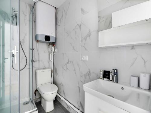 une salle de bain avec toilettes, douche et lavabo dans l'établissement Peaceful Apartment - 1BR 4P - Sacré Coeur, à Paris