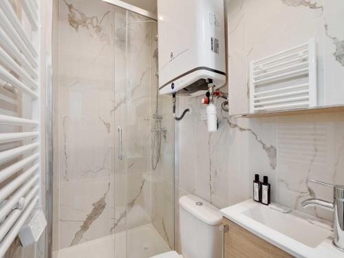 une salle de bain avec une douche, des toilettes et un lavabo dans l'établissement Charming apartment - 1BDR-4P - Ivry-sur-Seine, à Ivry-sur-Seine
