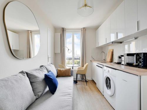 un salon avec un canapé et un miroir dans l'établissement Charming apartment - 1BDR-4P - Ivry-sur-Seine, à Ivry-sur-Seine