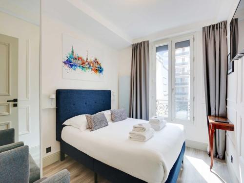 une chambre avec un grand lit avec une tête de lit bleue dans l'établissement Cosy apartment with balcony - 2BR 6P- La Roquette, à Paris
