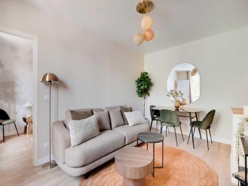 un salon avec un canapé et une table dans l'établissement Cosy apartment in Ivry-sur-Seine, à Ivry-sur-Seine