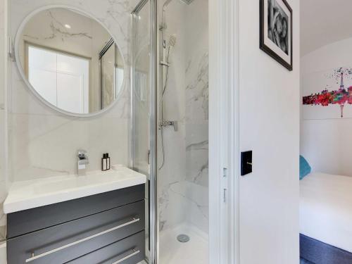 une salle de bain avec un lavabo et une douche dans l'établissement Cosy apartment with balcony - 2BR 6P- La Roquette, à Paris