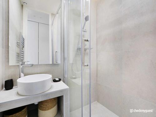 Photo de la galerie de l'établissement Charming apartment - 1BR 4P - Faubourg-du-Roule, à Paris