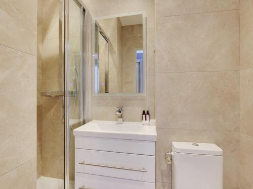 une salle de bain avec toilettes, lavabo et douche dans l'établissement Chic apartment - 2BR 6P - Roquette, à Paris