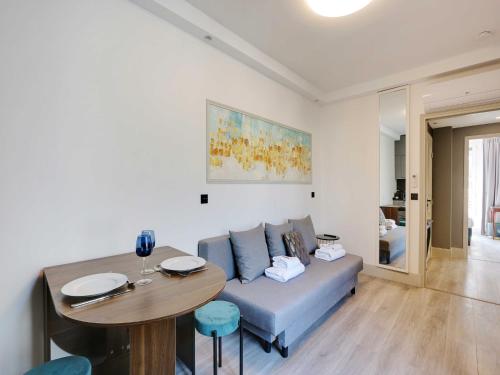 un salon avec un canapé et une table dans l'établissement Chic apartment - 2BR 6P - Roquette, à Paris