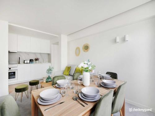 Photo de la galerie de l'établissement Elegant apartment - 2BR 6P - Faubourg-du-Roule, à Paris