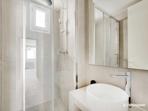 Photo de la galerie de l'établissement Elegant apartment - 2BR 6P - Faubourg-du-Roule, à Paris