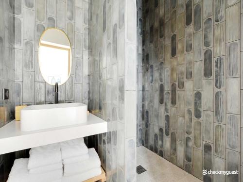 une salle de bain avec un lavabo et un miroir dans l'établissement Charming apartment- 2BR 6P - Le Marais, à Paris