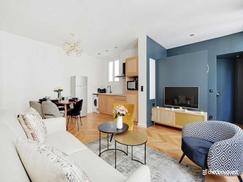 un salon avec un canapé blanc et une table dans l'établissement Charming apartment- 2BR 6P - Le Marais, à Paris