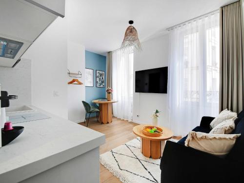 un salon avec un canapé et une table dans l'établissement Sweet studio for 2 persons - Clignancourt, à Paris
