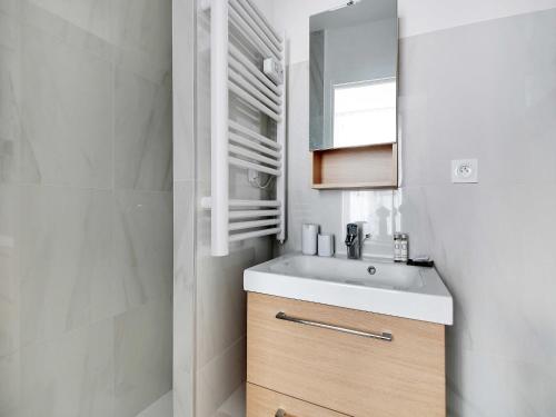 une salle de bain avec un lavabo et un miroir dans l'établissement Sweet studio for 2 persons - Clignancourt, à Paris