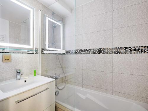 une salle de bain avec une douche, un lavabo et une baignoire dans l'établissement Amazing Duplex with Sauna 1BR 4P in the heart of the city of Orly, à Orly