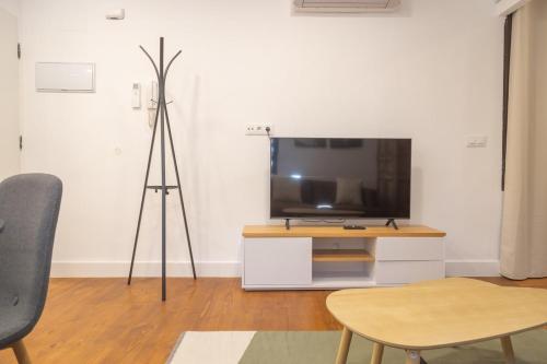 Una televisión o centro de entretenimiento en Centrally located apartment in Madrid
