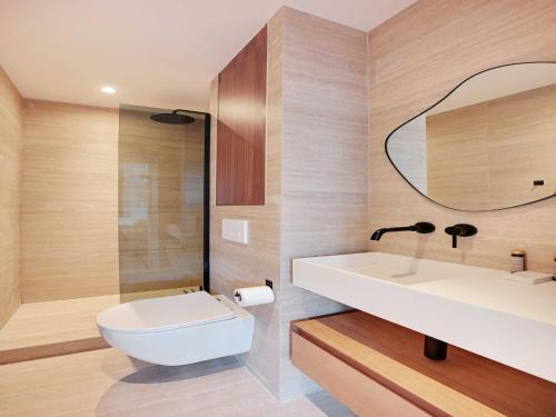 une salle de bain avec des toilettes blanches et un lavabo dans l'établissement Elegant apartment - 1BR 4P - Sacré-C ur, à Paris