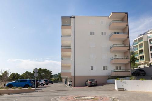 Apartments with a parking space Makarska - 23931