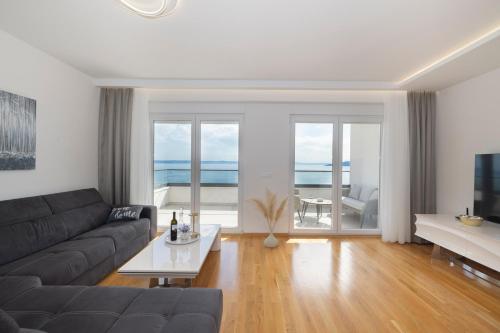 Apartments with parking space Makarska - 23931