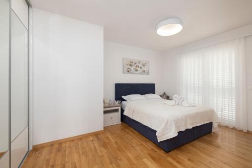 Apartments with parking space Makarska - 23931