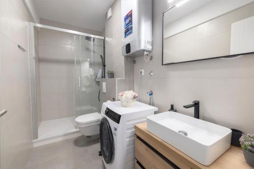Apartments with parking space Makarska - 23931