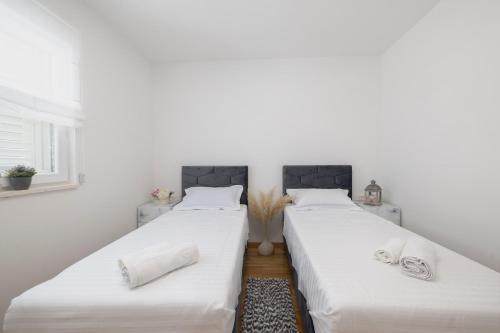 Apartments with parking space Makarska - 23931