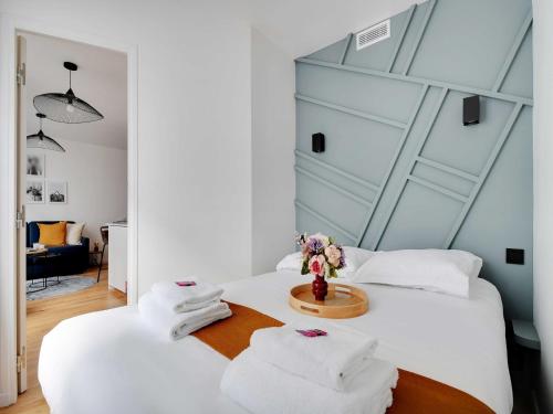 - une chambre avec 2 lits et des serviettes sur une table dans l'établissement Perfect location - Gare de lyon Bastille, à Paris