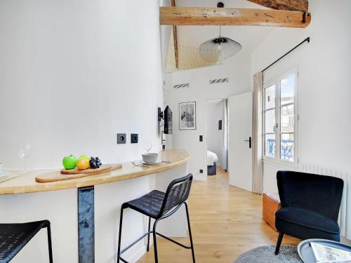 - un salon avec un comptoir et deux chaises dans l'établissement Perfect location - Gare de Lyon Bastille, à Paris