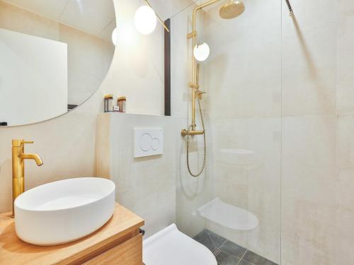 une salle de bain avec un lavabo et une douche dans l'établissement Amazing Apartment 1BR 4P - Crémieux - Gare de Lyon, à Paris