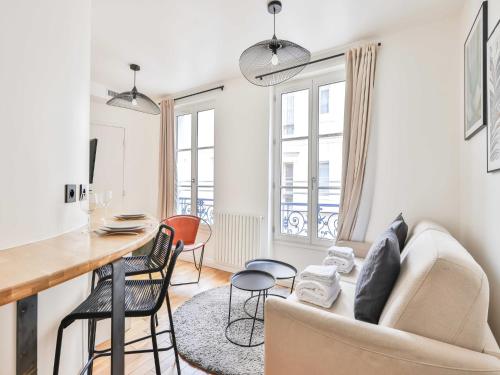un salon avec un canapé et une table dans l'établissement Amazing Apartment 1BR 4P - Crémieux - Gare de Lyon, à Paris