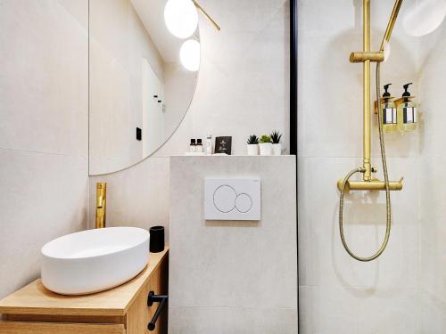 une salle de bain avec un lavabo et une douche dans l'établissement Perfect location - Gare de Lyon Bastille, à Paris