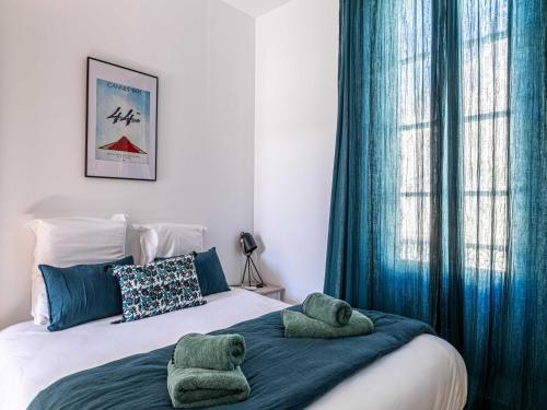 - une chambre dotée d'un grand lit avec des rideaux bleus dans l'établissement Sublime 1BR 2p - Cannes Palais des Festivals, à Cannes