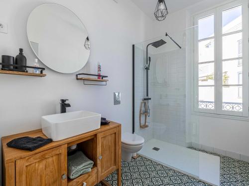 une salle de bain avec un lavabo, des toilettes et un miroir dans l'établissement Sublime 1BR 2p - Cannes Palais des Festivals, à Cannes