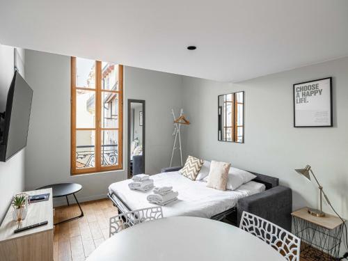 un salon avec un canapé et une table dans l'établissement Large Duplex - Cannes Center, à Cannes