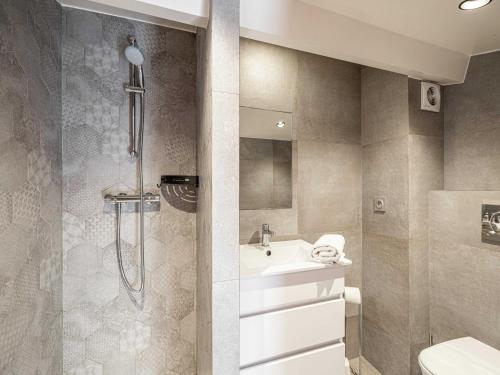 une salle de bain avec douche et lavabo dans l'établissement Large Duplex - Cannes Center, à Cannes