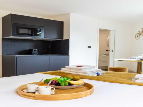 - un plateau avec un bol de fruits sur une table dans la cuisine dans l'établissement Superb studio - 2P - Beaugrenelle Tour Eiffel, à Paris