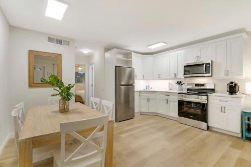 Η κουζίνα ή μικρή κουζίνα στο Sailfish Suites 10 - Waterfront and Pet Friendly
