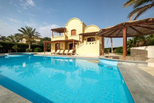 Serene 4BR Villa • Authentic West Golf