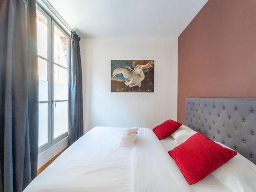 une chambre avec un lit blanc et une fenêtre dans l'établissement Charming studio- 2P- Jardin des plantes Austerlitz, à Paris