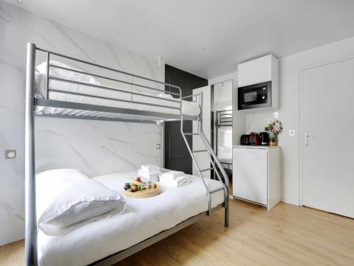 - une chambre avec des lits superposés et un plateau/bouilloire dans l'établissement Welcoming studio - 3P - Place de la République, à Paris