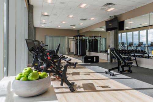 a gym with a bunch of exercise bikes and a bowl of fruit at Hotel Polaris in Colorado Springs