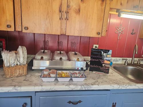 Køkken eller tekøkken på Chateau Country Inn and Captain's Cottage