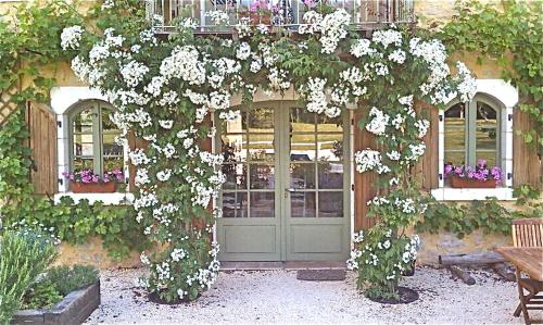 Photo de la galerie de l'établissement Le Chabrol - a stunning Dordogne riverside villa with heated salt pool ,10 minutes walk to Tremolat, à Calès
