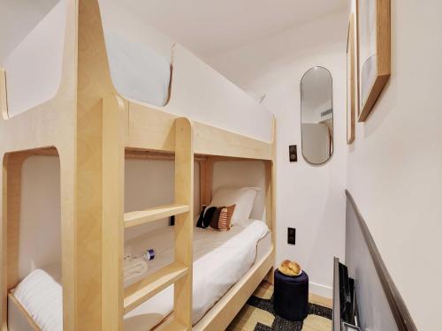 - une petite chambre avec des lits superposés dans une petite maison dans l'établissement Magnificent apartment - 2BR 4P - Place des Vosges, à Paris