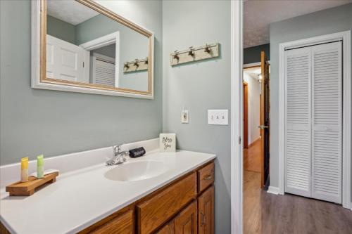 Ванная комната в Smoky Arrow by Beyond Expectations wHot Tub Bar