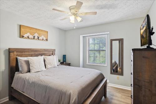 Кровать или кровати в номере Smoky Arrow by Beyond Expectations wHot Tub Bar